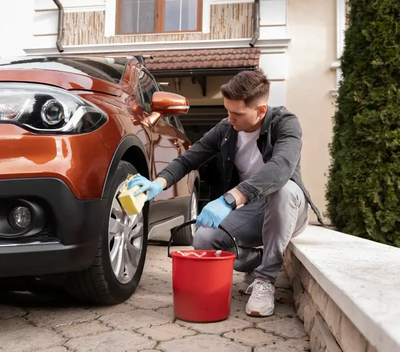 Lavage auto à domicile Ascain : professionnel intervenant sur un véhicule